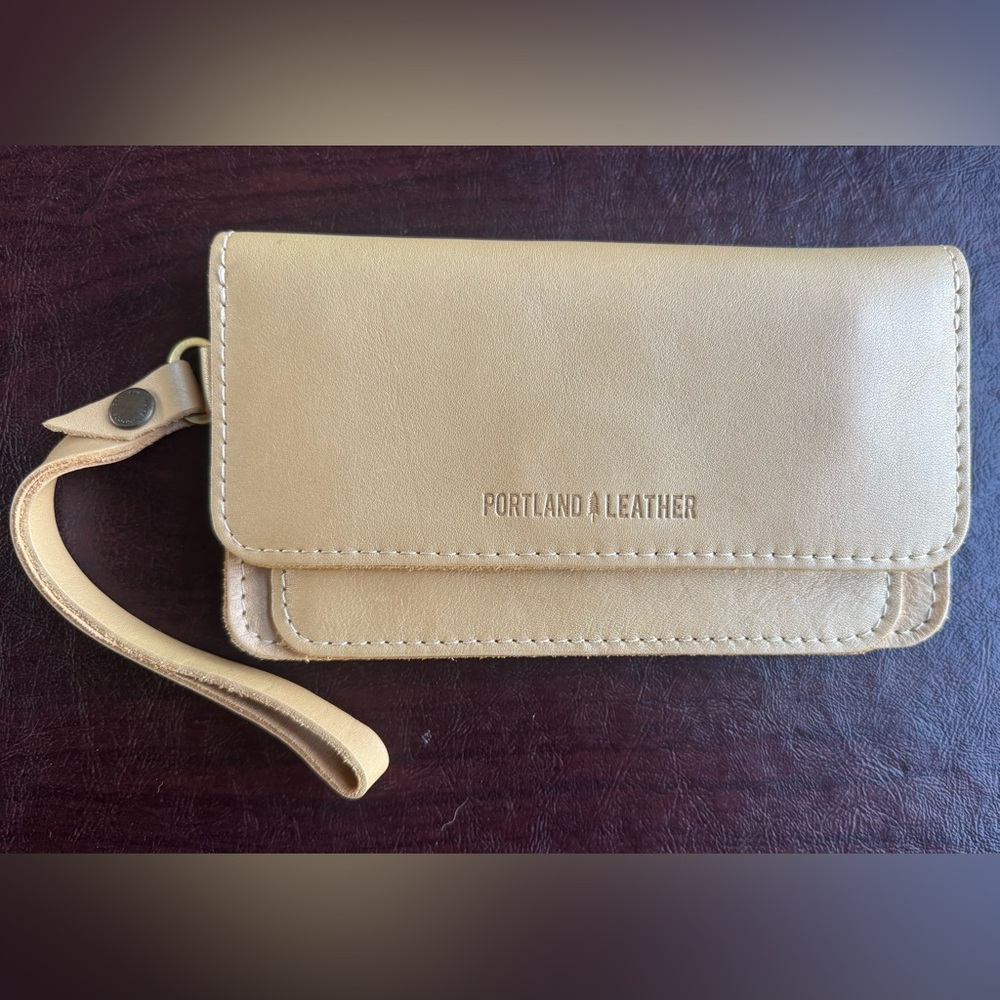 Portland Leather 'Lily' Wristlet Clutch with Removable Strap in Champagne